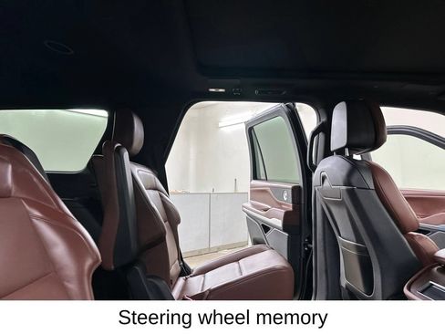 Used 2025 Lincoln Navigator Reserve AWD/4WD image 28