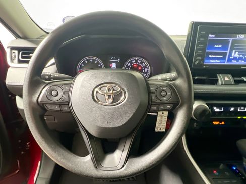 Used 2021 Toyota RAV4 LE AWD/4WD image 17