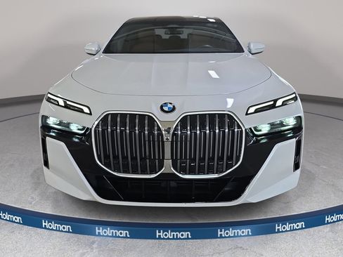 Used 2023 BMW 740i w/ Parking Assistance Package RWD image 3