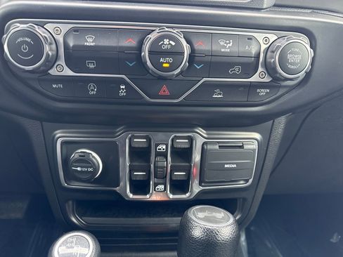 Used 2022 Jeep Wrangler Unlimited Sport image 29