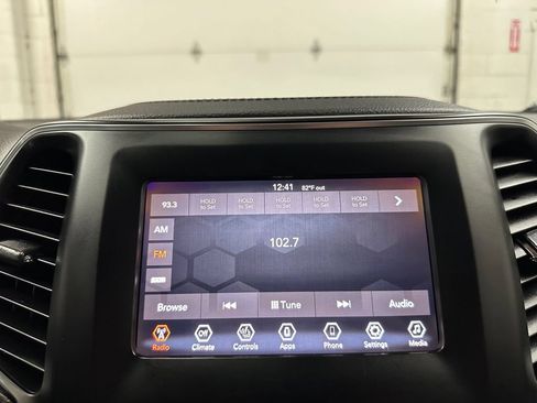Used 2019 Jeep Cherokee Latitude Plus w/ Cold Weather Group AWD/4WD image 28