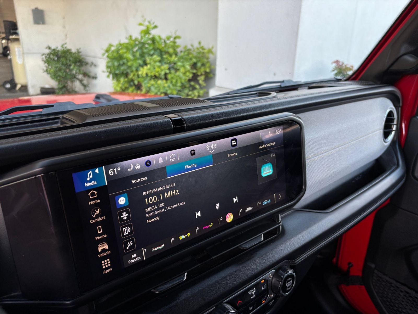 Used 2025 Jeep Wrangler Unlimited Sahara AWD/4WD image 19