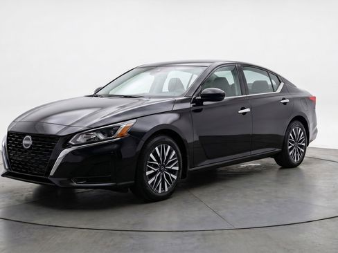 Used 2025 Nissan Altima 2.5 SV FWD image 3
