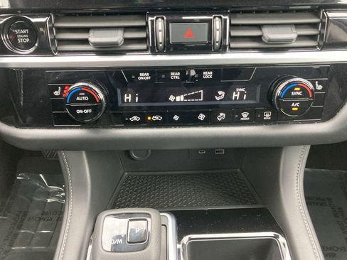 Used 2025 Nissan Pathfinder SV image 17