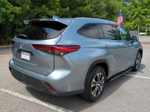 Used 2022 Toyota Highlander XLE FWD image 4