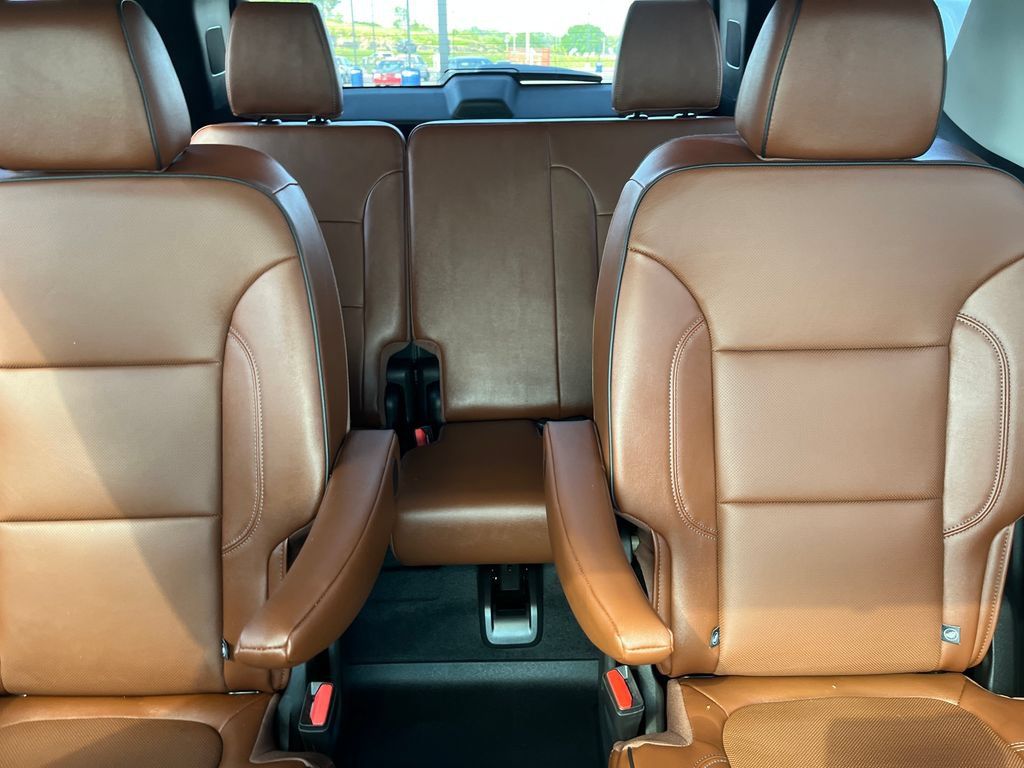 Used 2021 Chevrolet Traverse High Country AWD/4WD image 13