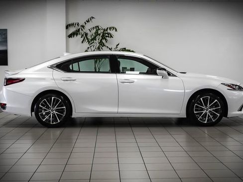 Used 2025 Lexus ES 300h w/ Premium Package image 4