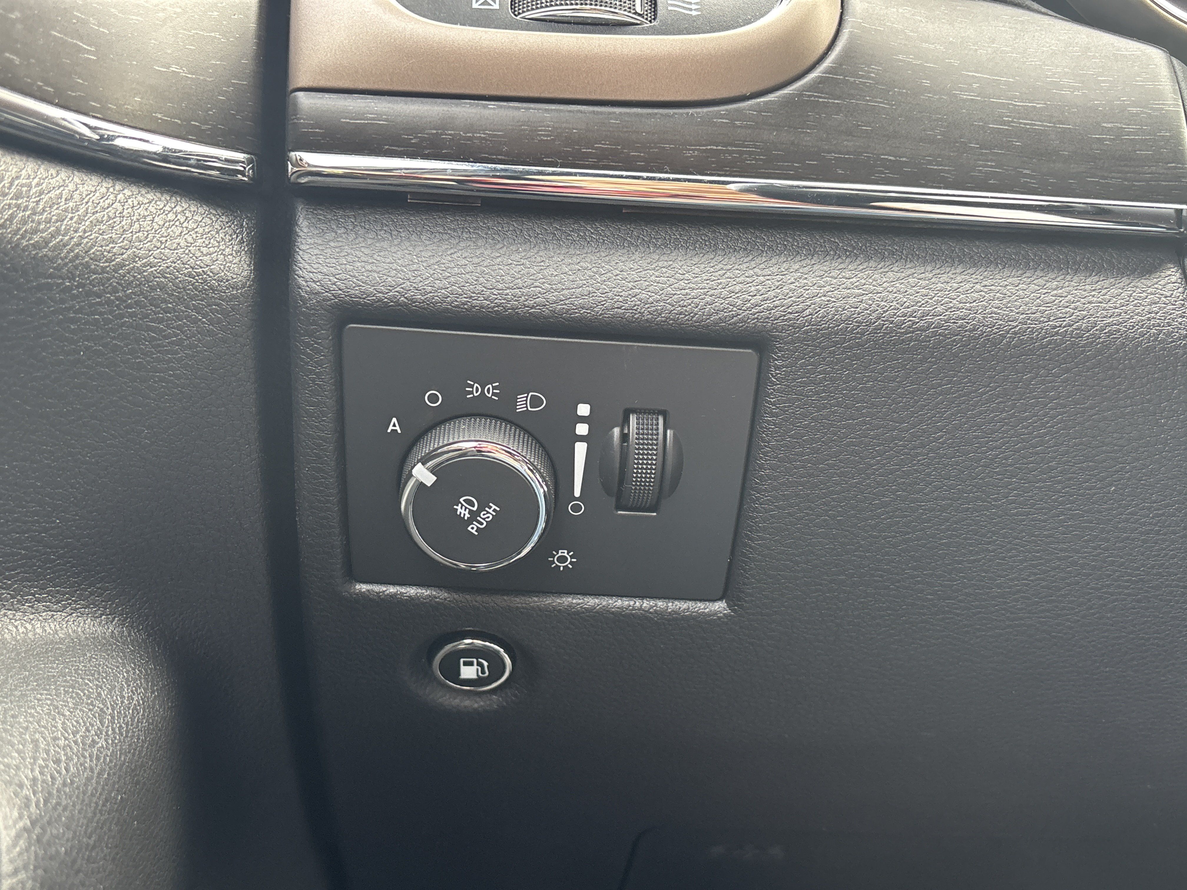 Used 2015 Jeep Grand Cherokee Limited w/ Luxury Group II AWD/4WD image 32