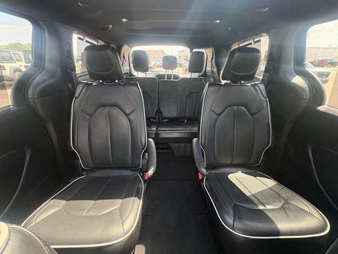 Used 2025 Chrysler Pacifica Limited FWD image 29