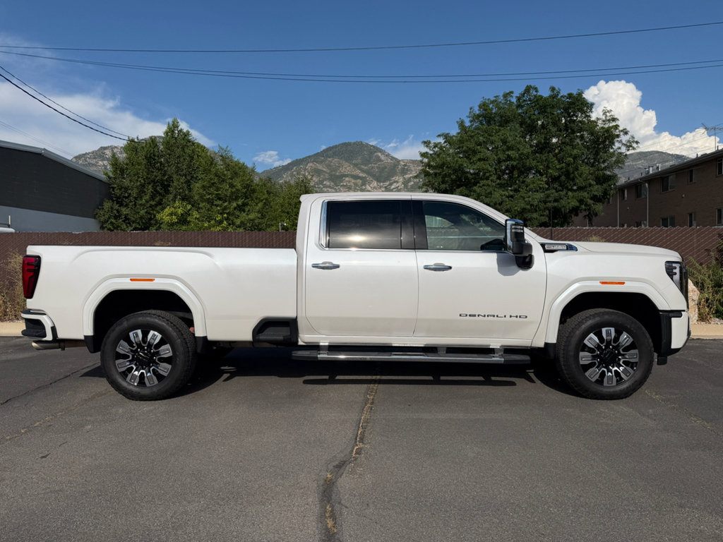 Used 2024 GMC Sierra 3500 Denali w/ Denali Reserve Package AWD/4WD image 2