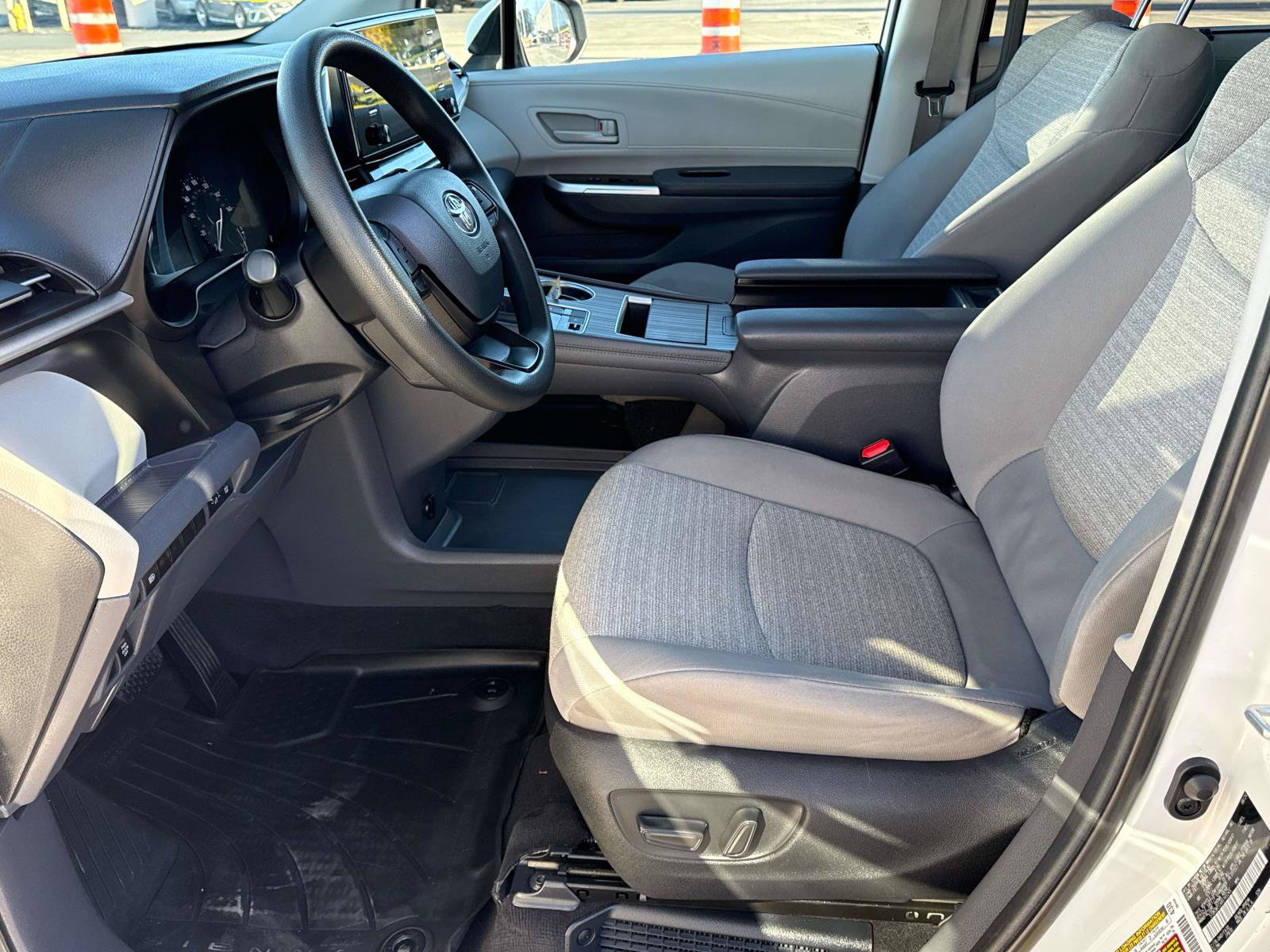 Used 2024 Toyota Sienna LE AWD/4WD image 12