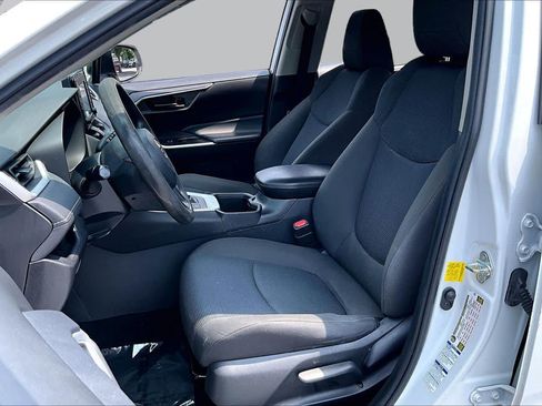 Used 2022 Toyota RAV4 LE AWD/4WD image 8