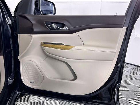 Used 2019 GMC Acadia Denali image 38