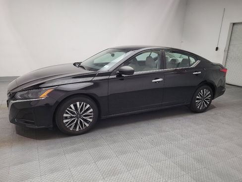 Used 2024 Nissan Altima 2.5 SV FWD image 2