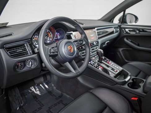 Certified 2026 Porsche Macan AWD/4WD image 4