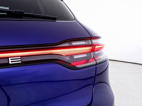 Used 2025 Porsche Macan image 12