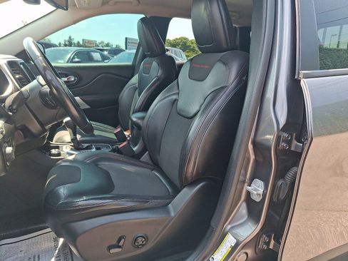 Used 2018 Jeep Cherokee Trailhawk w/ Comfort/Convenience Group AWD/4WD image 13