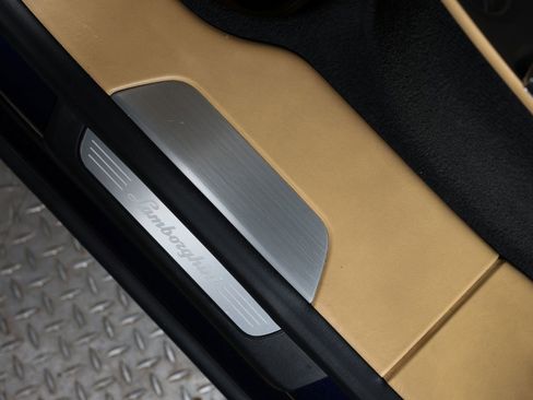 Used 2019 Lamborghini Urus image 39