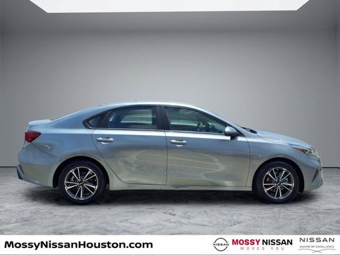 Used 2022 Kia Forte LXS FWD image 8