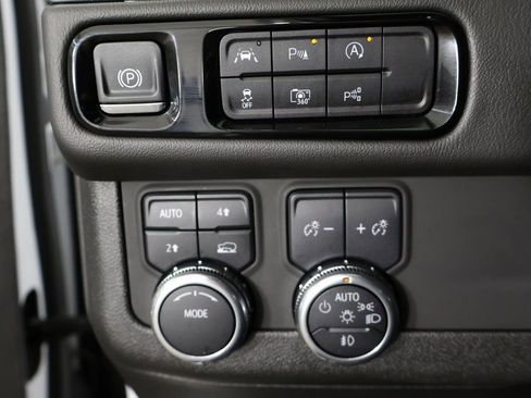 Used 2025 GMC Yukon XL Denali AWD/4WD image 49