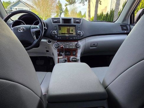 Used 2011 Toyota Highlander Limited w/ Tow Pkg AWD/4WD image 12