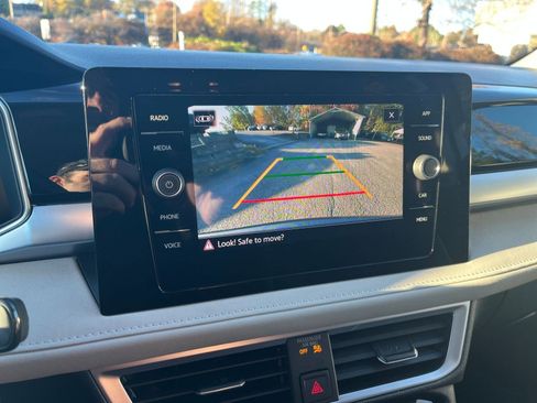 Used 2025 Volkswagen Taos SE image 17