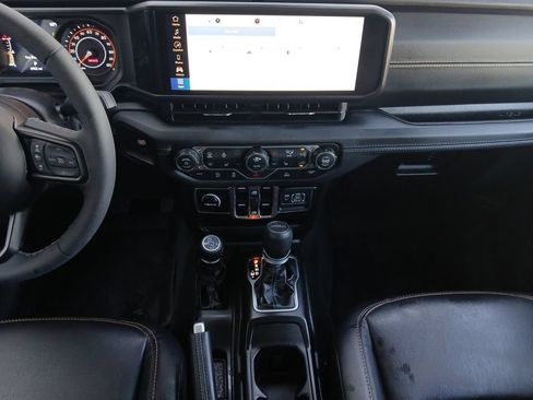 Used 2026 Jeep Gladiator Sport AWD/4WD image 3