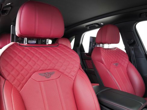 Used 2022 Bentley Bentayga V8 image 52