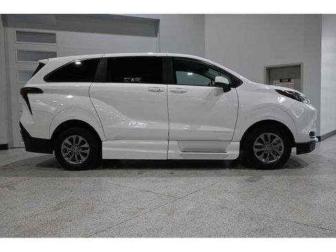 New 2025 Toyota Sienna LE FWD image 5