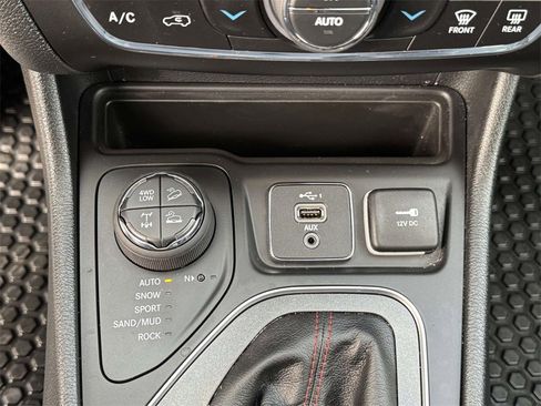 Used 2022 Jeep Cherokee Trailhawk image 20