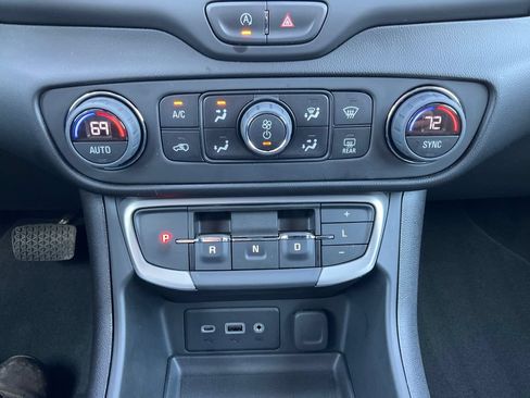 Certified 2023 GMC Terrain SLE w/ Driver Convenience Package AWD/4WD image 10