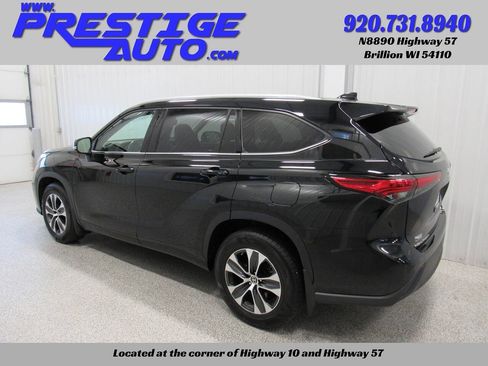 Used 2022 Toyota Highlander XLE AWD/4WD image 2