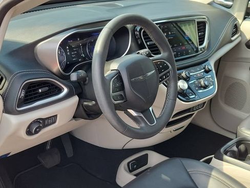 Used 2023 Chrysler Pacifica Touring-L AWD/4WD image 9