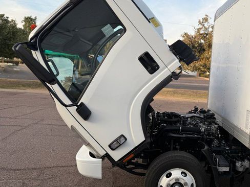 Used 2023 Isuzu NPR image 10