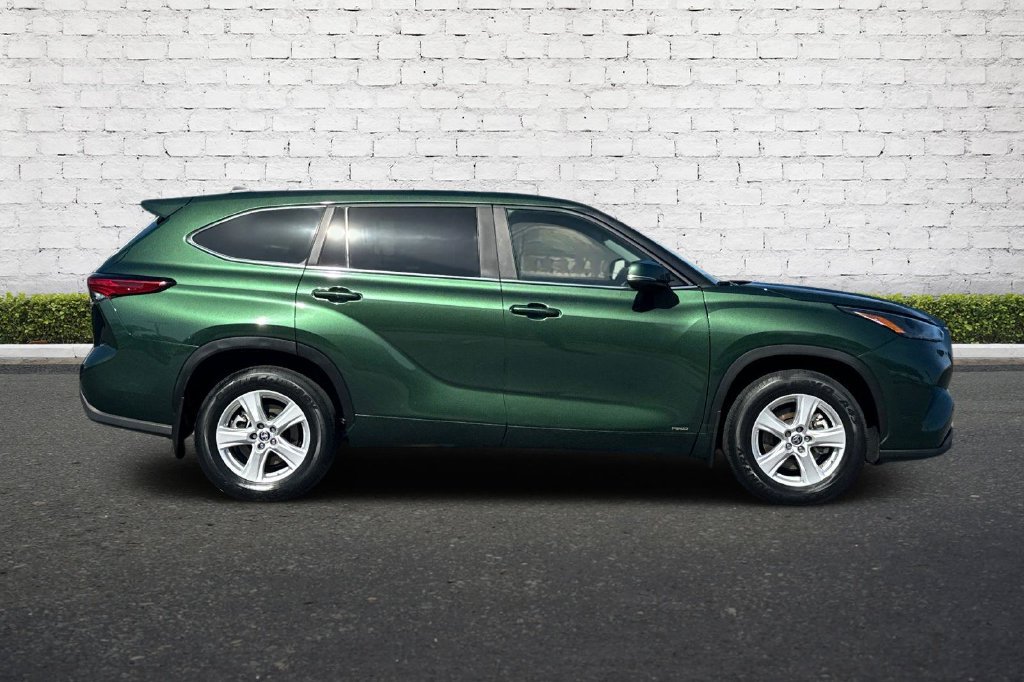 Used 2023 Toyota Highlander LE AWD/4WD image 3