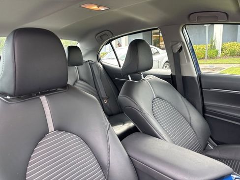 Used 2023 Toyota Camry SE image 12