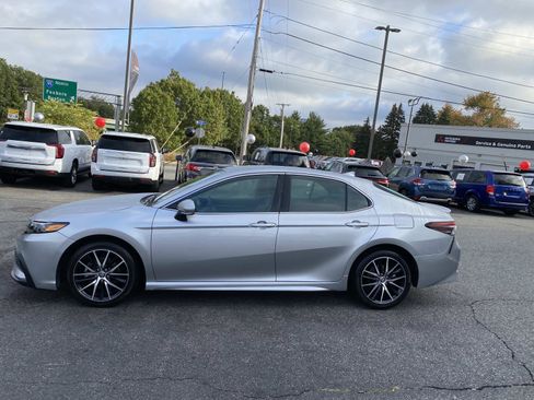 Used 2023 Toyota Camry SE image 2