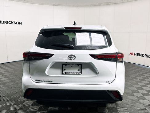 Used 2024 Toyota Highlander LE image 4