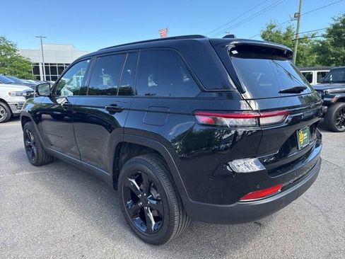 Used 2025 Jeep Grand Cherokee Altitude AWD/4WD image 18