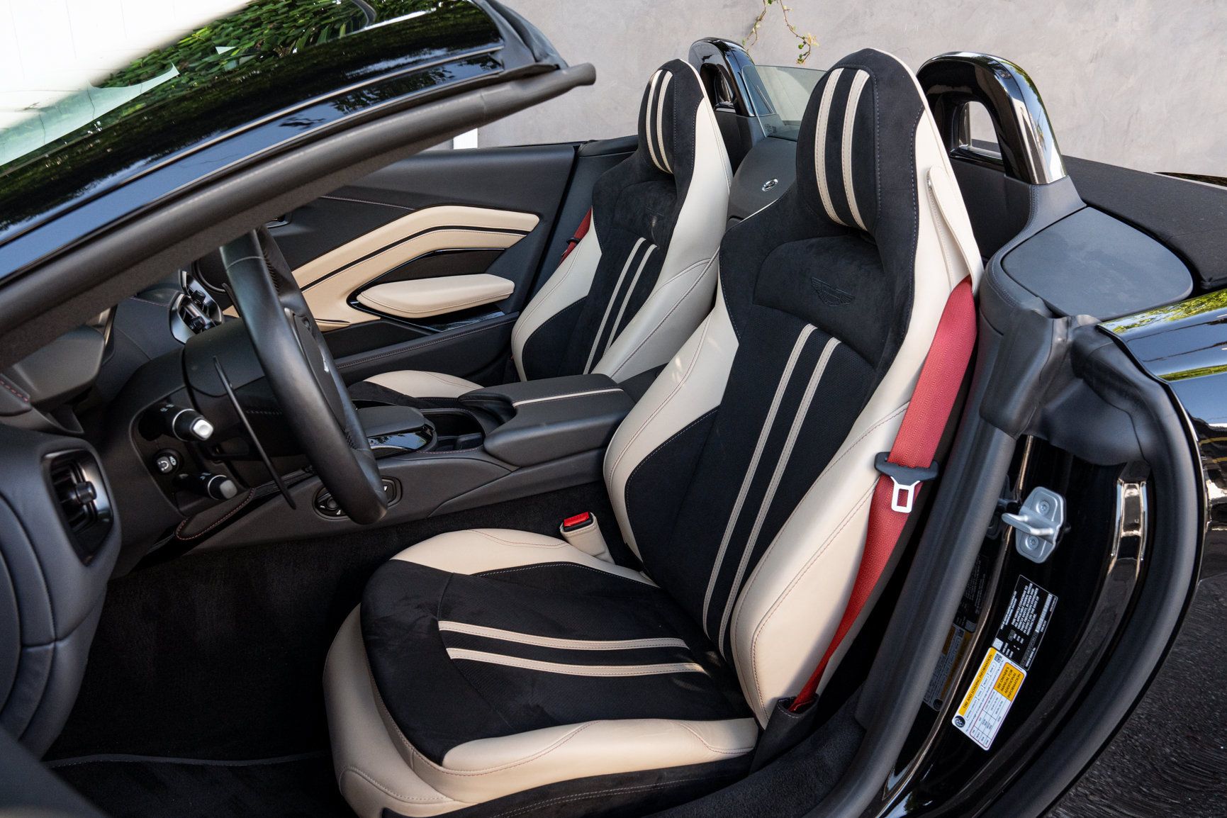 Used 2023 Aston Martin V8 Vantage Roadster RWD image 27