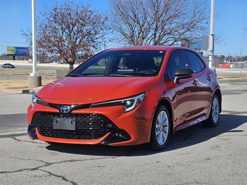 Used 2025 Toyota Corolla SE image 2