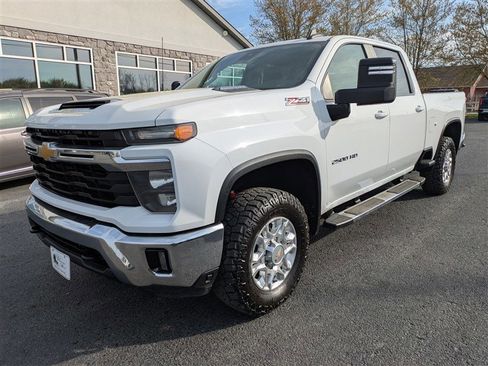 Used 2024 Chevrolet Silverado 2500 LT AWD/4WD image 2