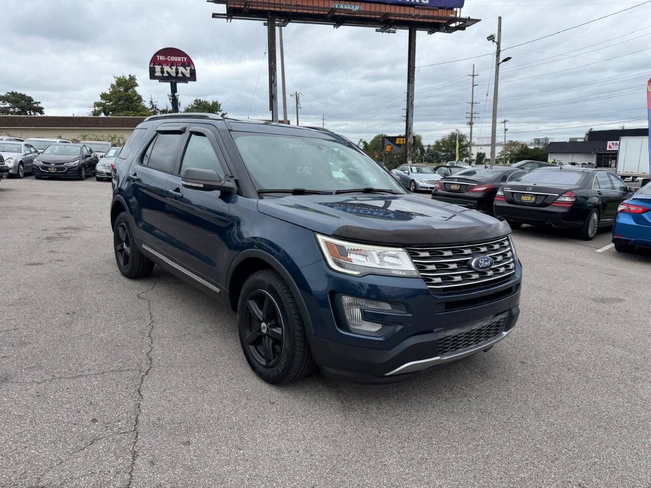 Used 2017 Ford Explorer XLT w/ Equipment Group 202A AWD/4WD image 4