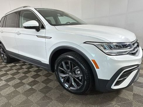 Used 2023 Volkswagen Tiguan SE FWD image 2