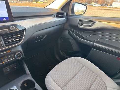 Used 2022 Ford Escape SE image 32