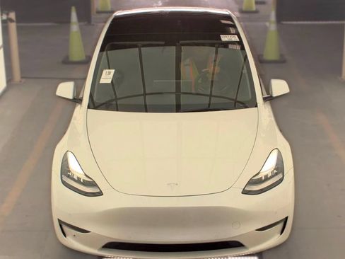 Used 2021 Tesla Model Y Long Range AWD/4WD image 19