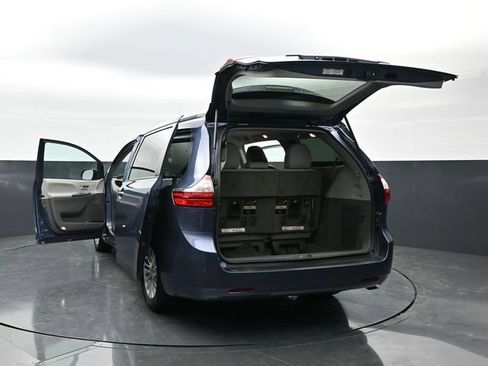 Used 2017 Toyota Sienna XLE FWD image 44