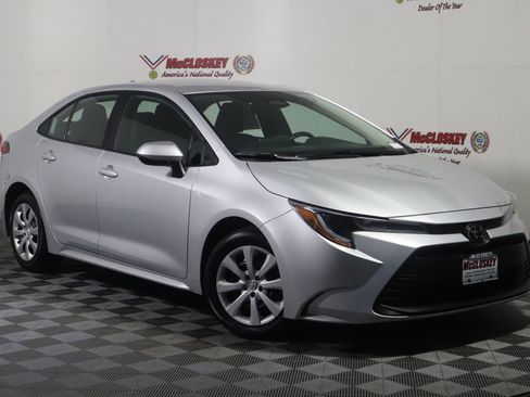 Used 2025 Toyota Corolla LE image 3