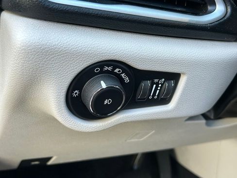 Certified 2020 Chrysler Pacifica Touring-L image 42