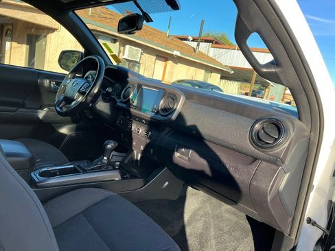 Used 2016 Toyota Tacoma TRD Sport image 34